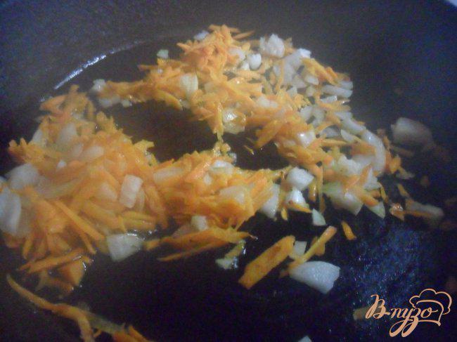 Фото приготовление рецепта: Сырный суп с цветной капустой шаг №3