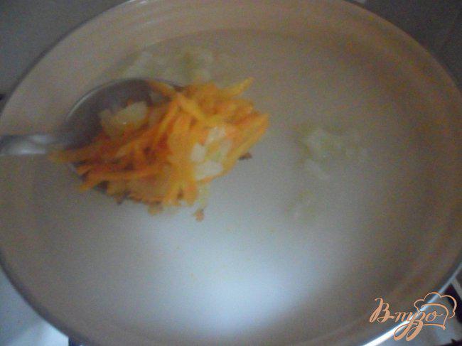 Фото приготовление рецепта: Сырный суп с цветной капустой шаг №4