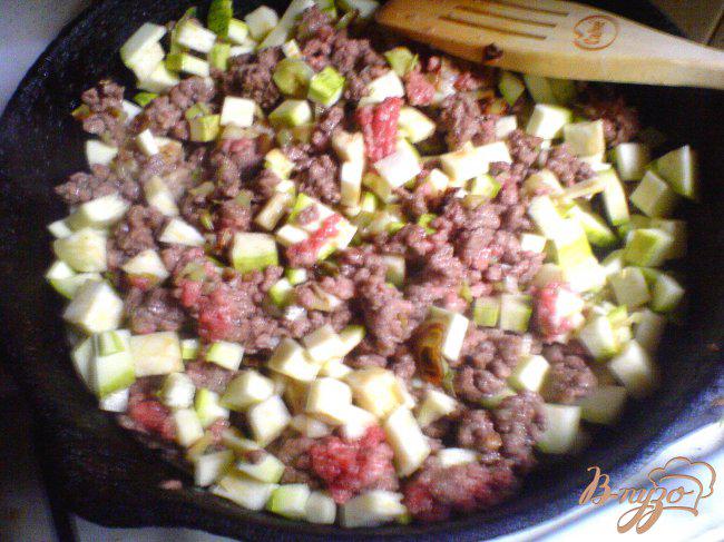 Фото приготовление рецепта: Лумакони с фаршем, кабачками и помидорами шаг №3