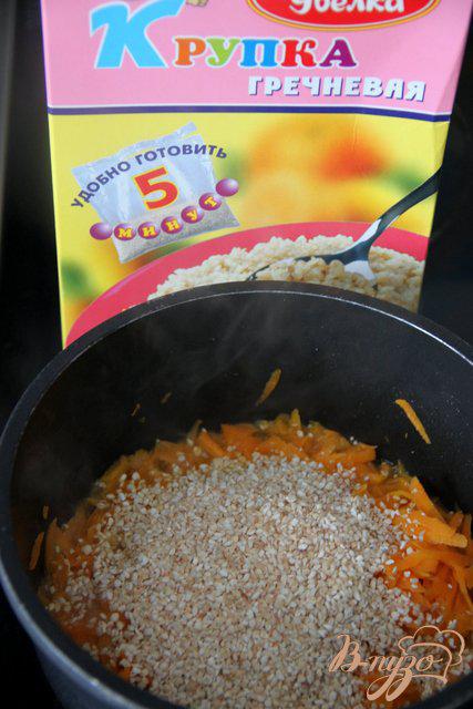 Фото приготовление рецепта: Морковно-творожная запеканка с крупкой шаг №2