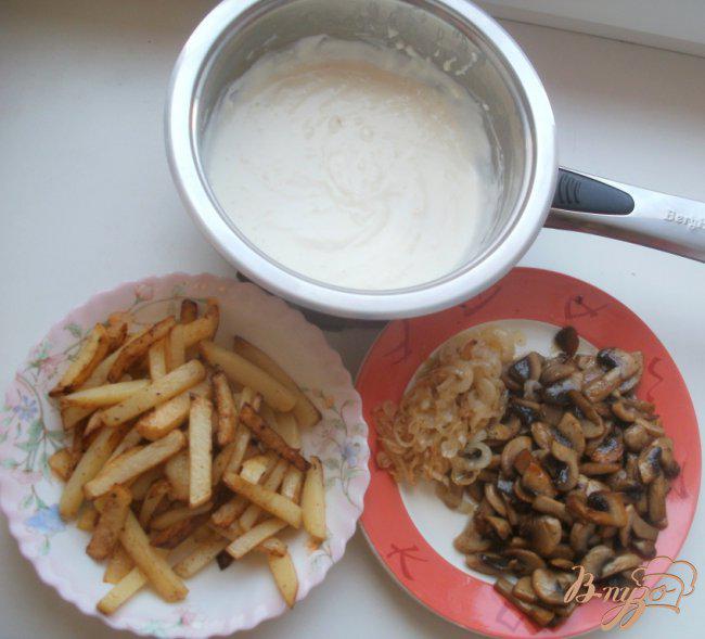 Фото приготовление рецепта: Пирог с грибами и картофелем шаг №5