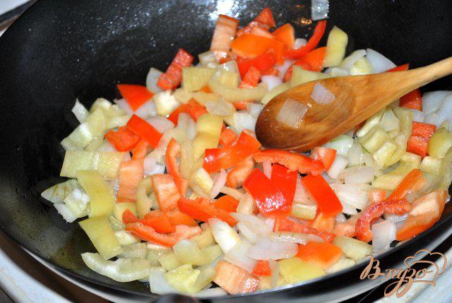 Фото приготовление рецепта: Лечо с колбасками по-венгерски шаг №2