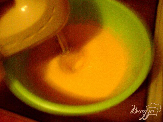 Фото приготовление рецепта: Манный кекс с куркумой мёдом шаг №3