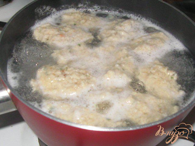 Фото приготовление рецепта: Легкий суп с овсяными клецками шаг №5