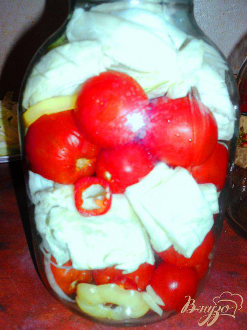 Фото приготовление рецепта: Маринованные помидоры с капустой шаг №5