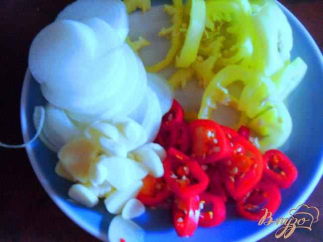 Фото приготовление рецепта: Маринованные помидоры с капустой шаг №2