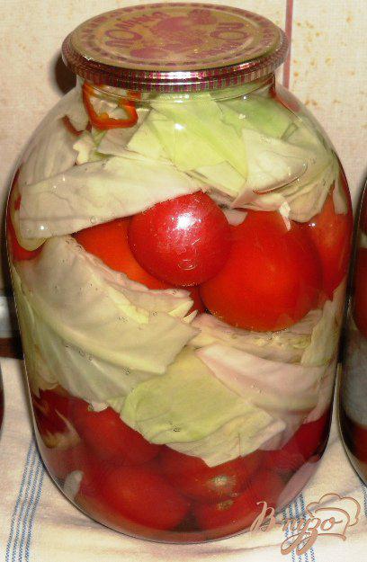 Фото приготовление рецепта: Маринованные помидоры с капустой шаг №6