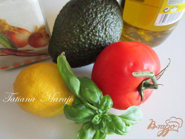 Фото приготовление рецепта: Закуска  из авокадо с томатами шаг №1