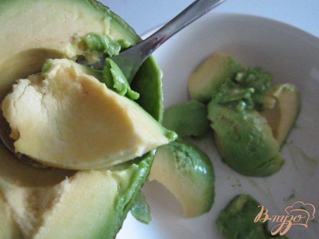 Фото приготовление рецепта: Закуска  из авокадо с томатами шаг №2