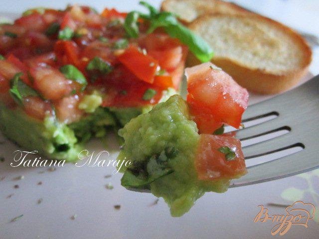 Фото приготовление рецепта: Закуска  из авокадо с томатами шаг №5