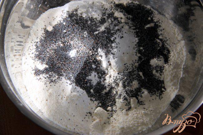 Фото приготовление рецепта: Кексы с черникой, маком и белым шоколадом шаг №4
