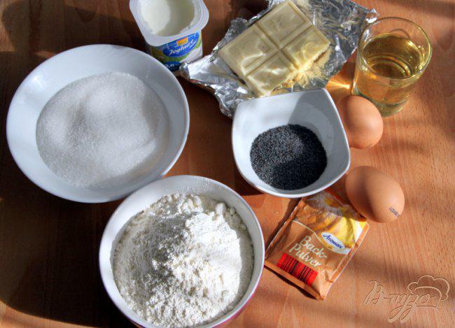 Фото приготовление рецепта: Кексы с черникой, маком и белым шоколадом шаг №2