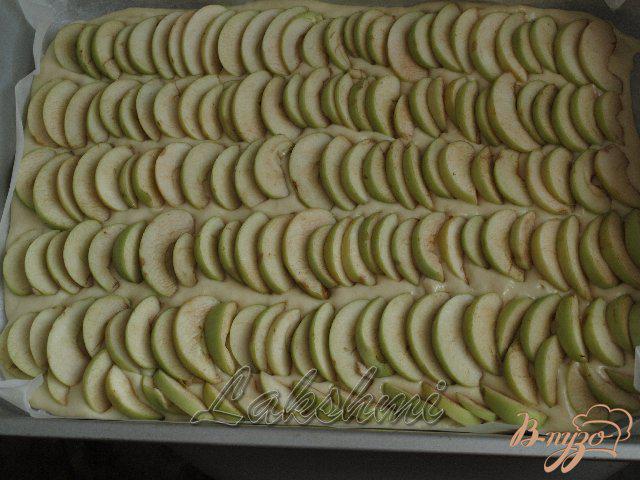 Фото приготовление рецепта: Яблочный пирог с безе шаг №3