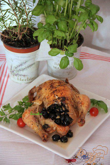 Фото приготовление рецепта: Курица, фаршированная пикантными маслинами шаг №7