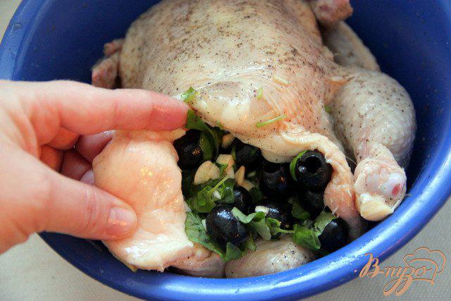 Фото приготовление рецепта: Курица, фаршированная пикантными маслинами шаг №3