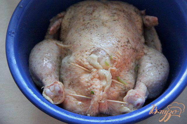 Фото приготовление рецепта: Курица, фаршированная пикантными маслинами шаг №4
