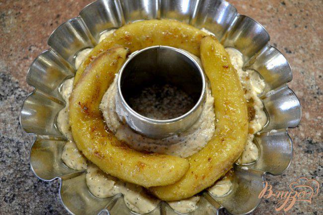 Фото приготовление рецепта: Банановый кекс с маком и лимонной глазурью шаг №3