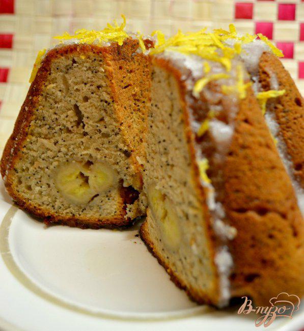 Фото приготовление рецепта: Банановый кекс с маком и лимонной глазурью шаг №7