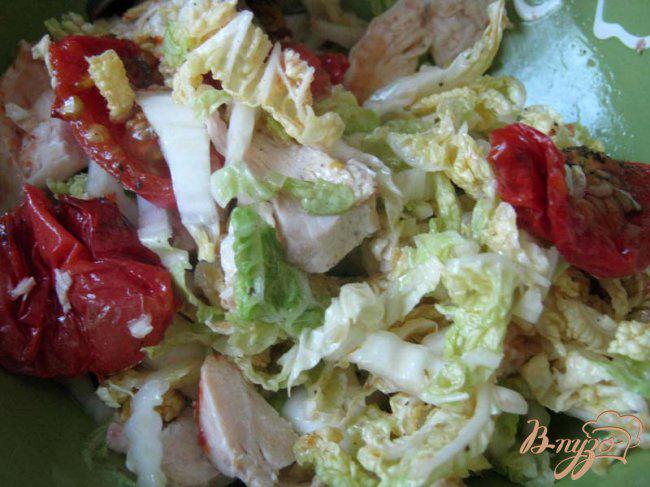 Фото приготовление рецепта: Салат с вялеными томатами. шаг №9