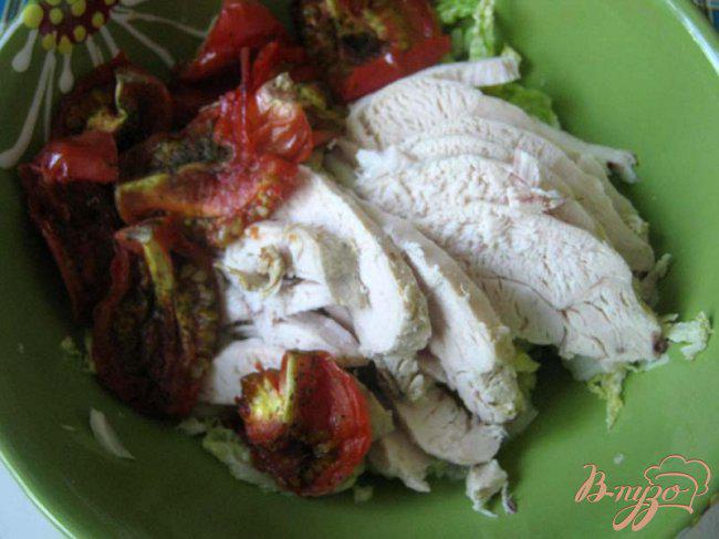 Фото приготовление рецепта: Салат с вялеными томатами. шаг №7