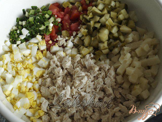 Фото приготовление рецепта: Салат с малосольными огурцами шаг №1