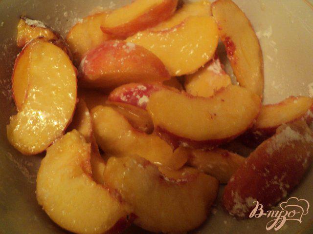 Фото приготовление рецепта: Кростата с персиками и миндалем шаг №4