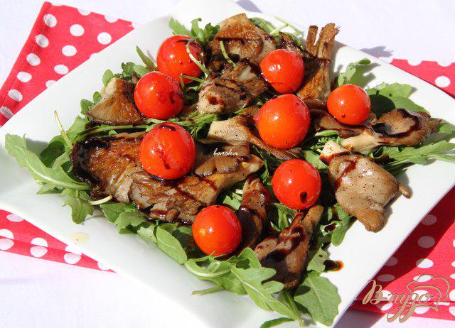 Фото приготовление рецепта: Тёплый салат с рукколой и вешенками шаг №5