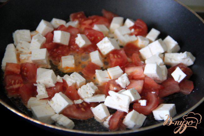 Фото приготовление рецепта: Яичница-болтунья с помидорами и фетой шаг №2