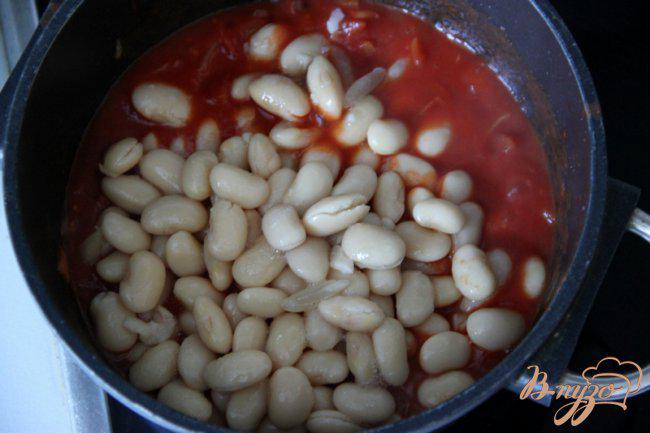 Фото приготовление рецепта: Лапша с  соусом из томатов, белой фасоли и тунца шаг №3
