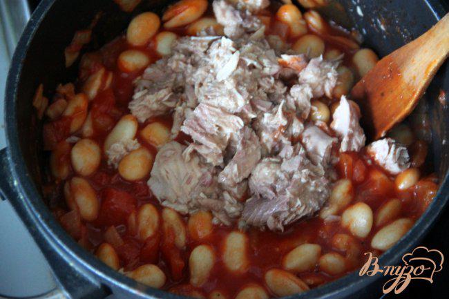 Фото приготовление рецепта: Лапша с  соусом из томатов, белой фасоли и тунца шаг №4