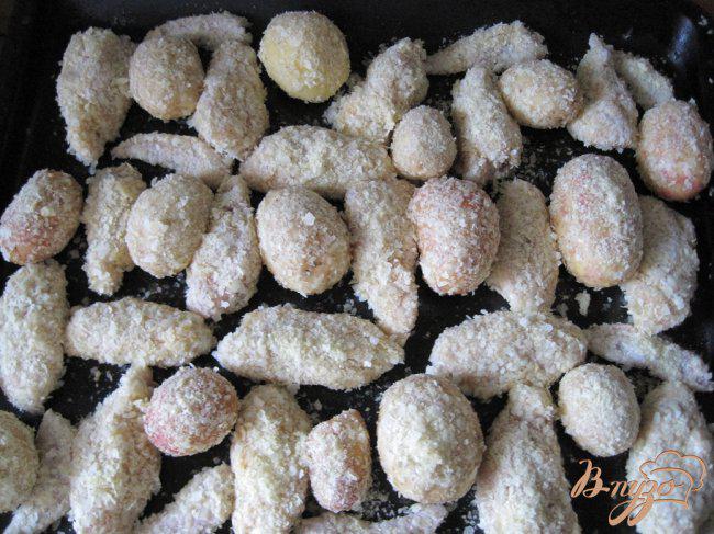 Фото приготовление рецепта: Куриные крылья в картофельной панировке. шаг №5