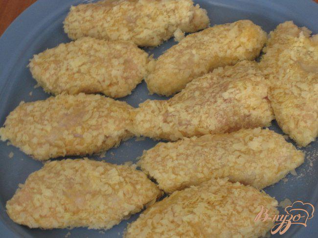 Фото приготовление рецепта: Куриные крылья в картофельной панировке. шаг №4