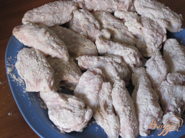 Фото приготовление рецепта: Куриные крылья в картофельной панировке. шаг №3