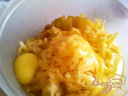Фото приготовление рецепта: Котлетки из картофеля с сыром шаг №3