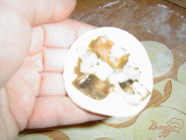 Фото приготовление рецепта: Жареные пельмени с грибами и капустой шаг №4