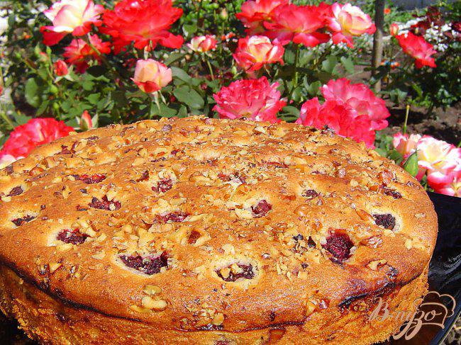 Фото приготовление рецепта: Пирог с малиной и орехами шаг №8