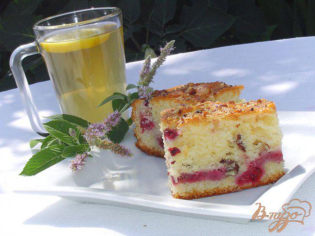 Фото приготовление рецепта: Пирог с малиной и орехами шаг №9