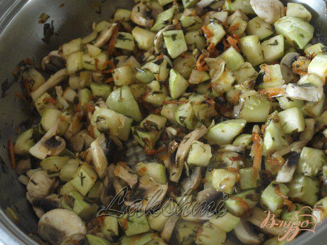 Фото приготовление рецепта: Орзотто с грибами, кабачками и курицей по-домашнему шаг №3