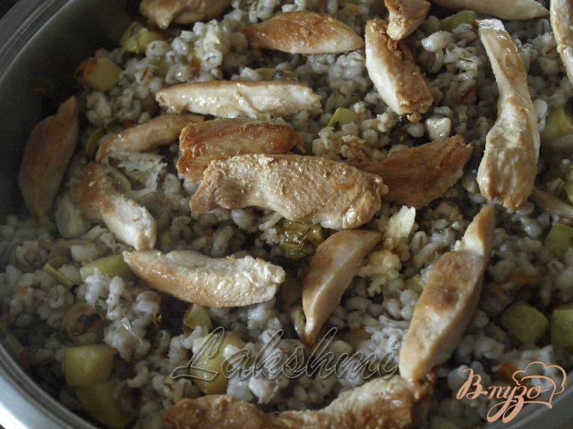 Фото приготовление рецепта: Орзотто с грибами, кабачками и курицей по-домашнему шаг №4