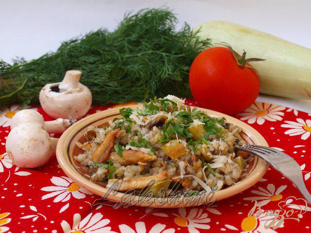 Фото приготовление рецепта: Орзотто с грибами, кабачками и курицей по-домашнему шаг №5