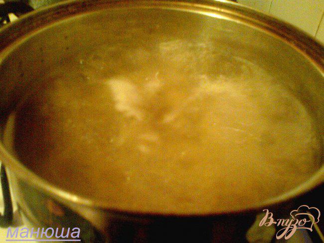 Фото приготовление рецепта: Лумакони с лососем и сырным кремом шаг №1