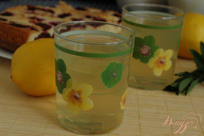Фото приготовление рецепта: Тоник с мятой и лимоном шаг №4