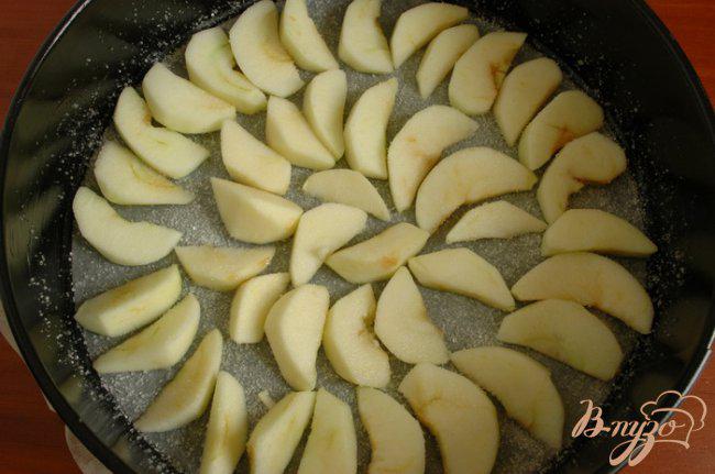 Фото приготовление рецепта: Яблочный пирог с корицей и кардамоном шаг №3