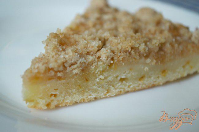 Фото приготовление рецепта: Яблочный пирог с карамельной крошкой шаг №4