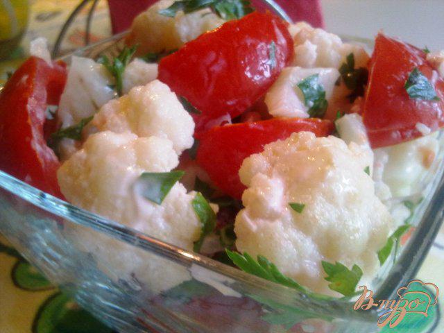 Фото приготовление рецепта: Салат из помидор и цветной капусты шаг №4