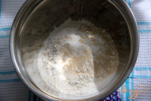 Фото приготовление рецепта: Творожно-дрожжевое тесто на сыворотке и сладкие рогалики с джемом шаг №2