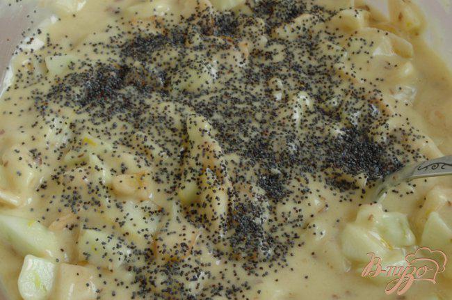 Фото приготовление рецепта: Пирог медовый с маком, яблоками и орехами шаг №5