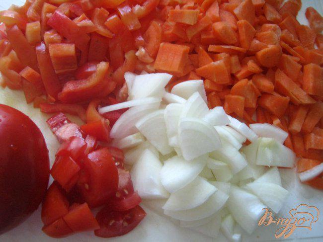 Фото приготовление рецепта: Ленивые пельмени в овощном соусе шаг №4