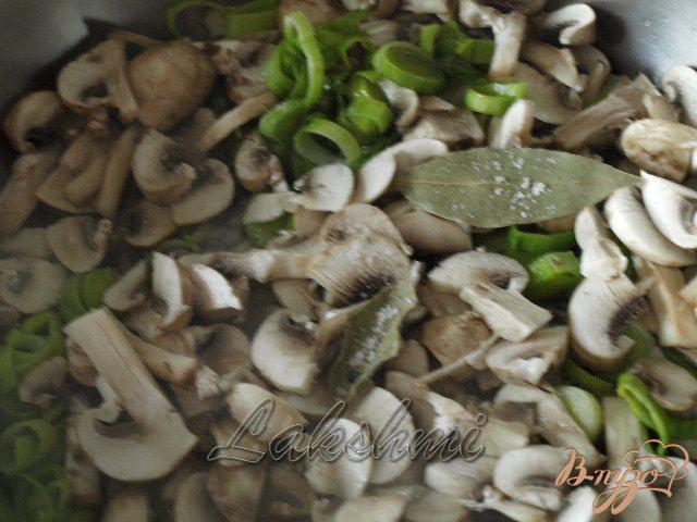 Фото приготовление рецепта: Домашние папарделли с грибным соусом шаг №4