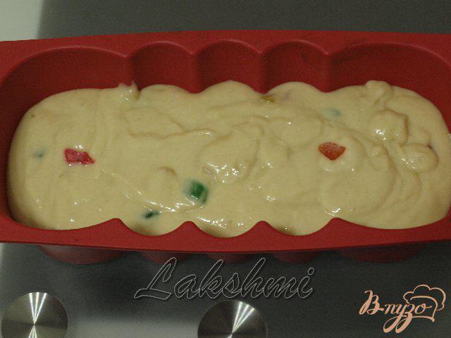 Фото приготовление рецепта: Йогуртовый кекс с цукатами шаг №4